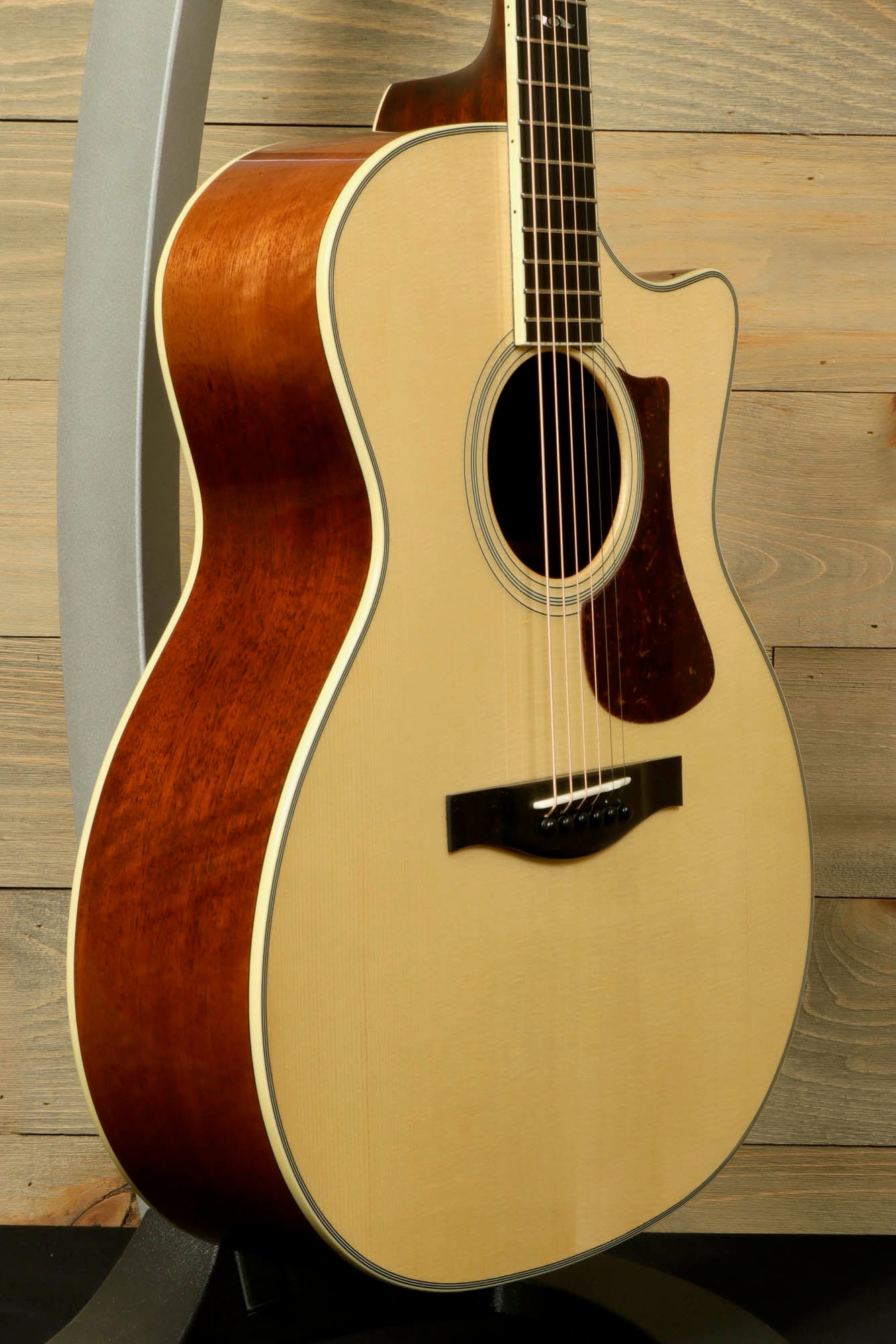 Eastman AC322CE
