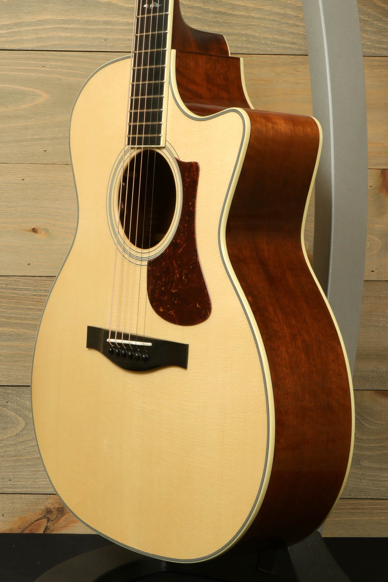 Eastman AC322CE