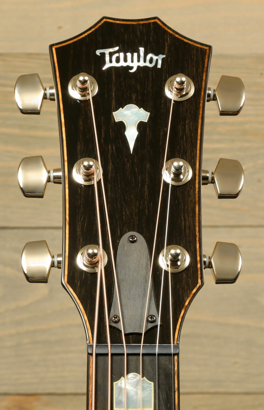 a close up of the heads of a guitar