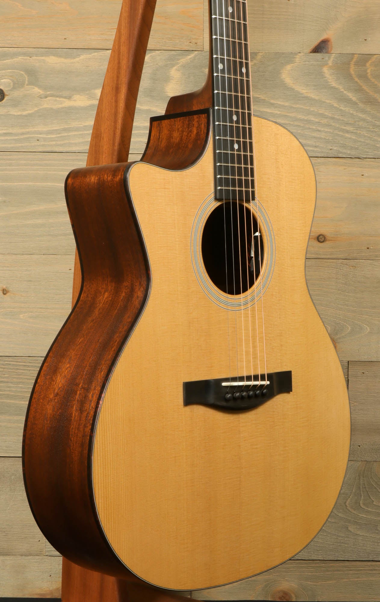 Eastman AC122L-1CE