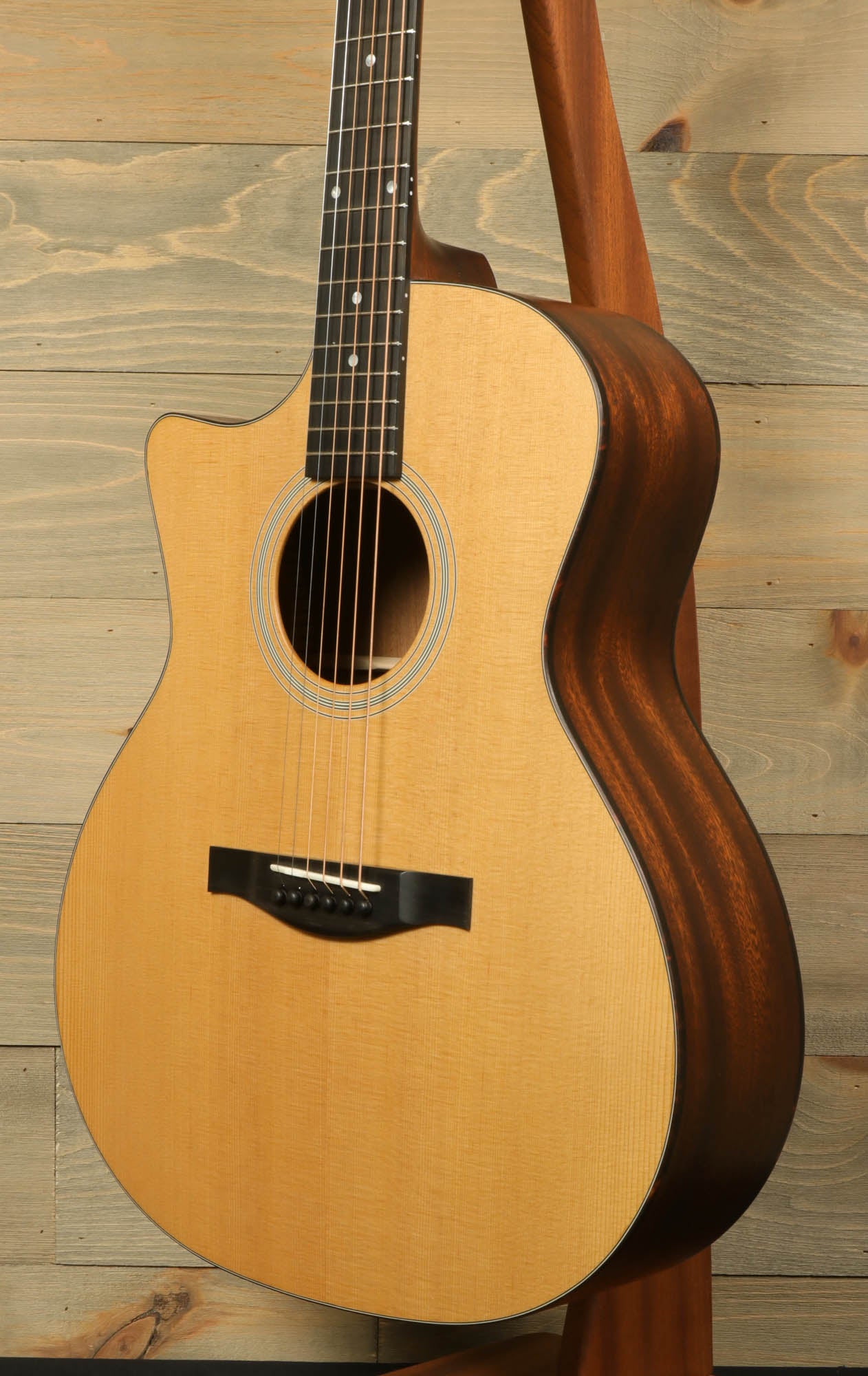 Eastman AC122L-1CE