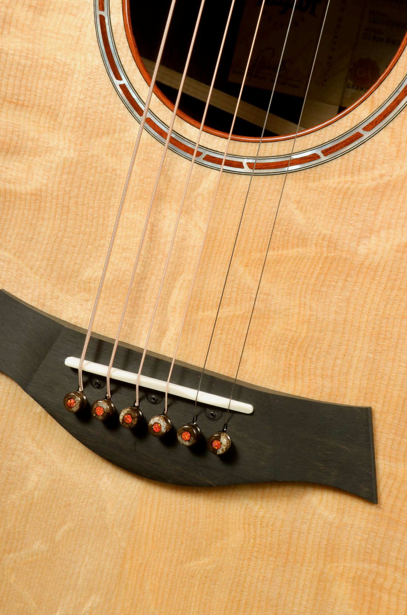 a close up of a guitar strings and strings