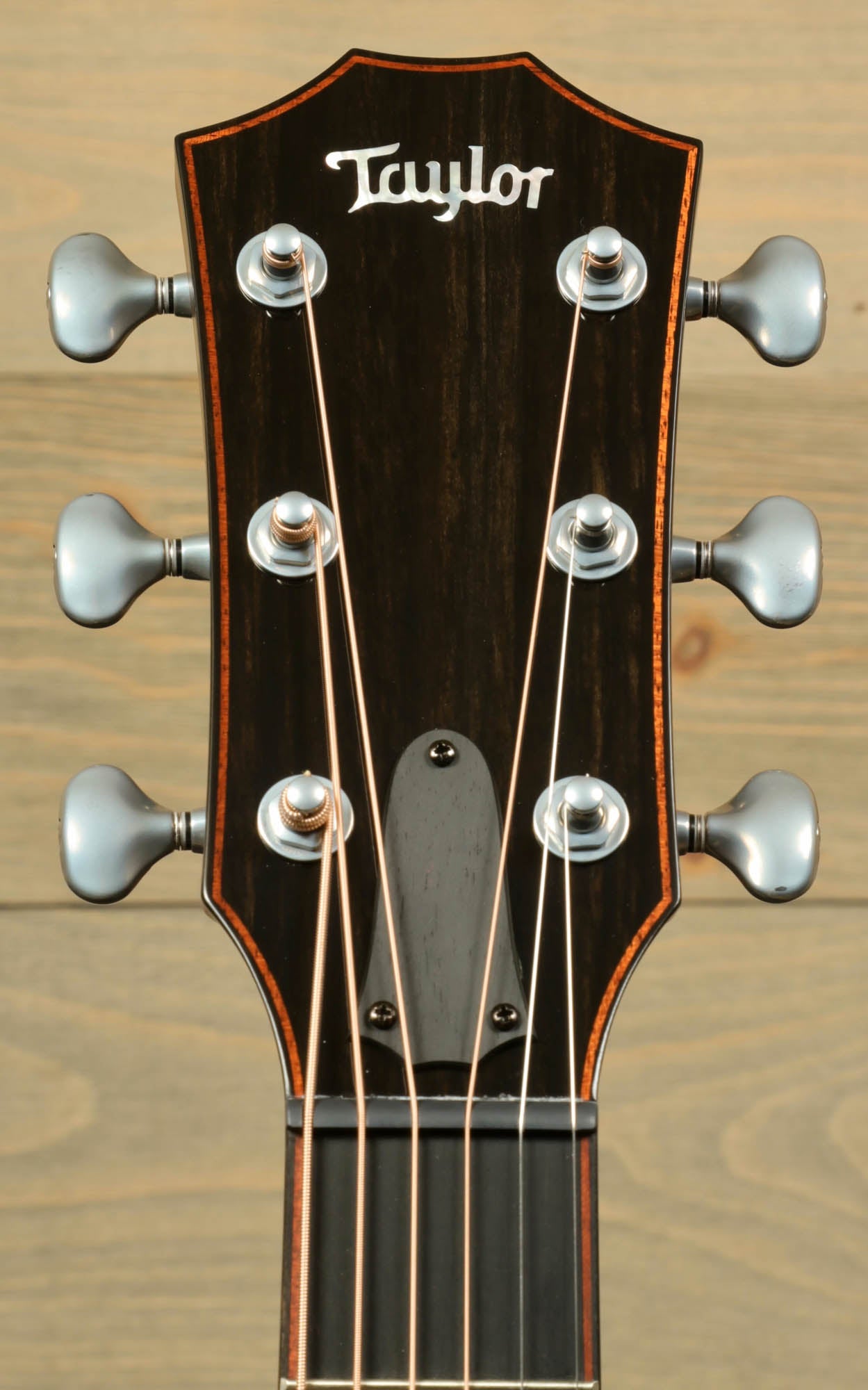 a close up of the heads of a guitar