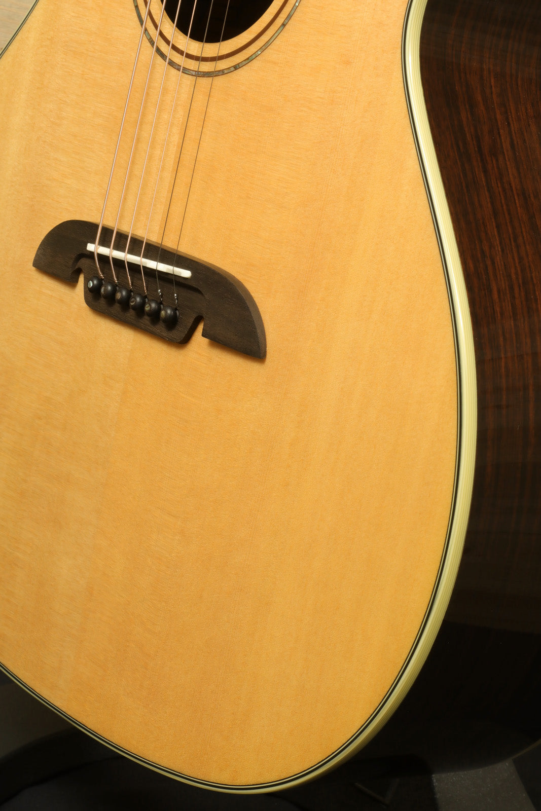 Alvarez Masterworks MG70CE Grand Auditorium Cutaway Acoustic-Electric, natural finish, side view