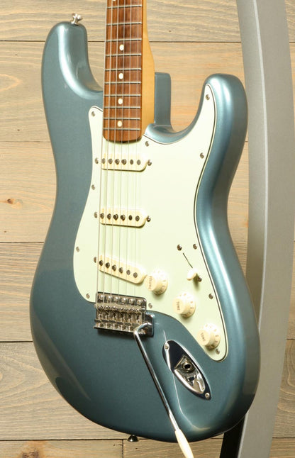 Fender Vintera '60s Stratocater with Fender Gig Bag (USED)