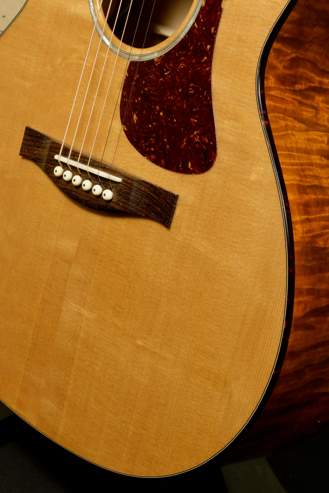 Eastman acoustic guitar with natural finish, rosewood pickguard, and detailed craftsmanship