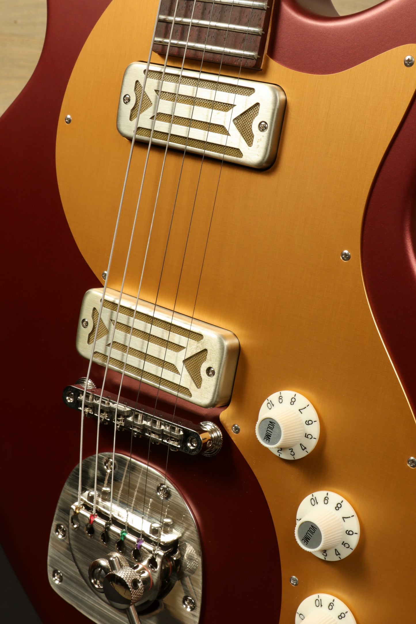 Eastman Fullertone Offset '62 with Vintage Red Finish, detailed view showcasing pickups and controls