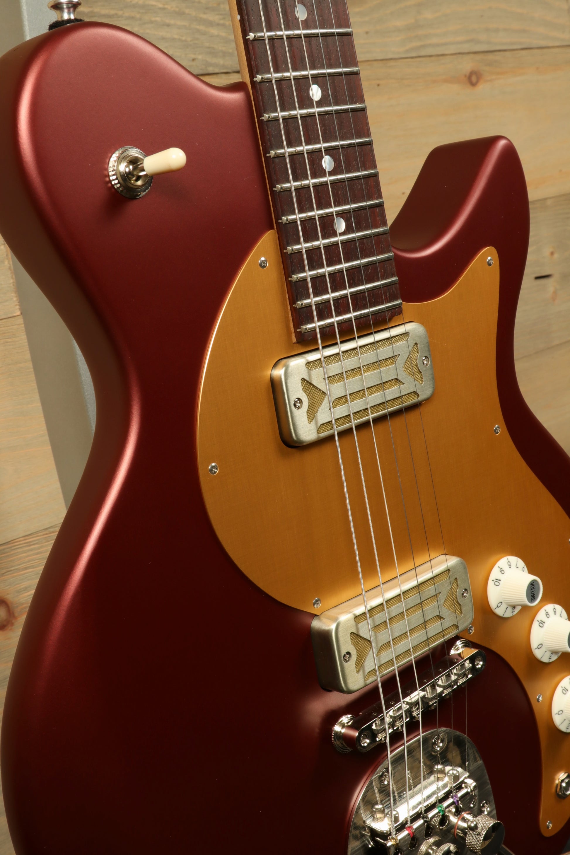 Eastman Fullertone Offset '62 with Vintage Red Finish, side view showcasing the body and pickups