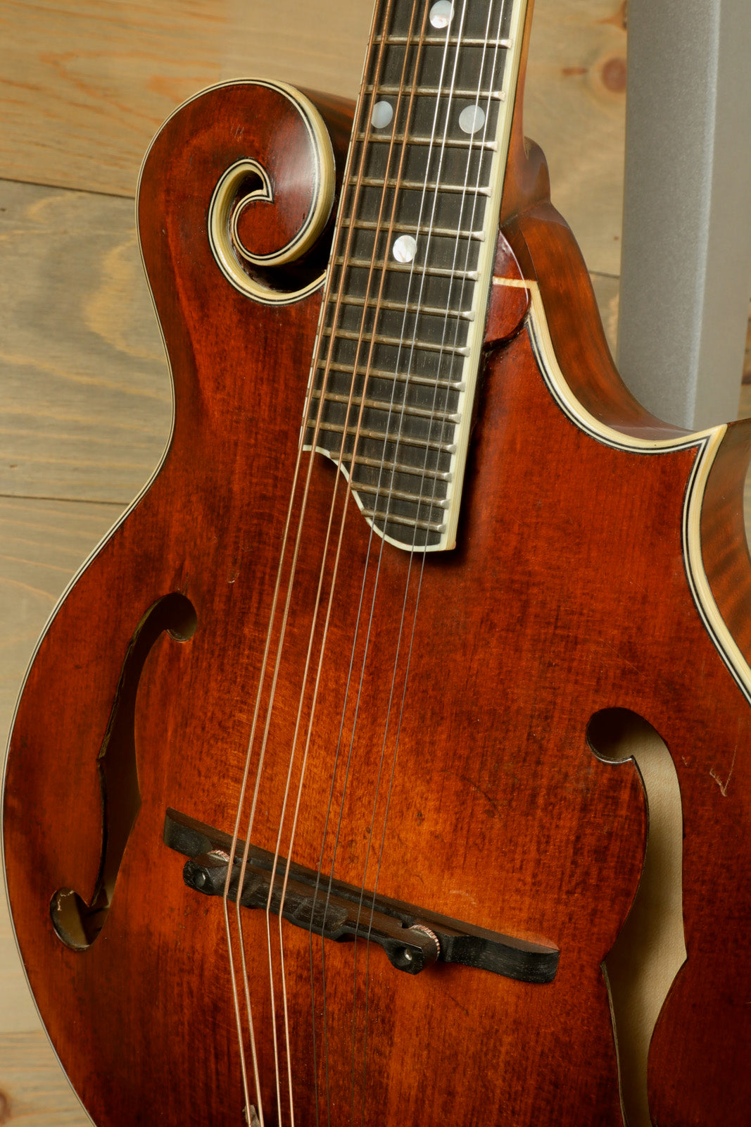 Eastman MD515/v used mandolin with a beautiful sunburst finish and intricate neck inlay, front view
