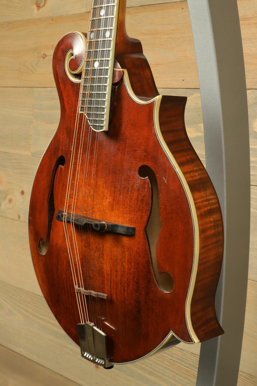 Eastman MD515/v mandolin in sunburst finish, side view with elegant curves and hardshell case - USED