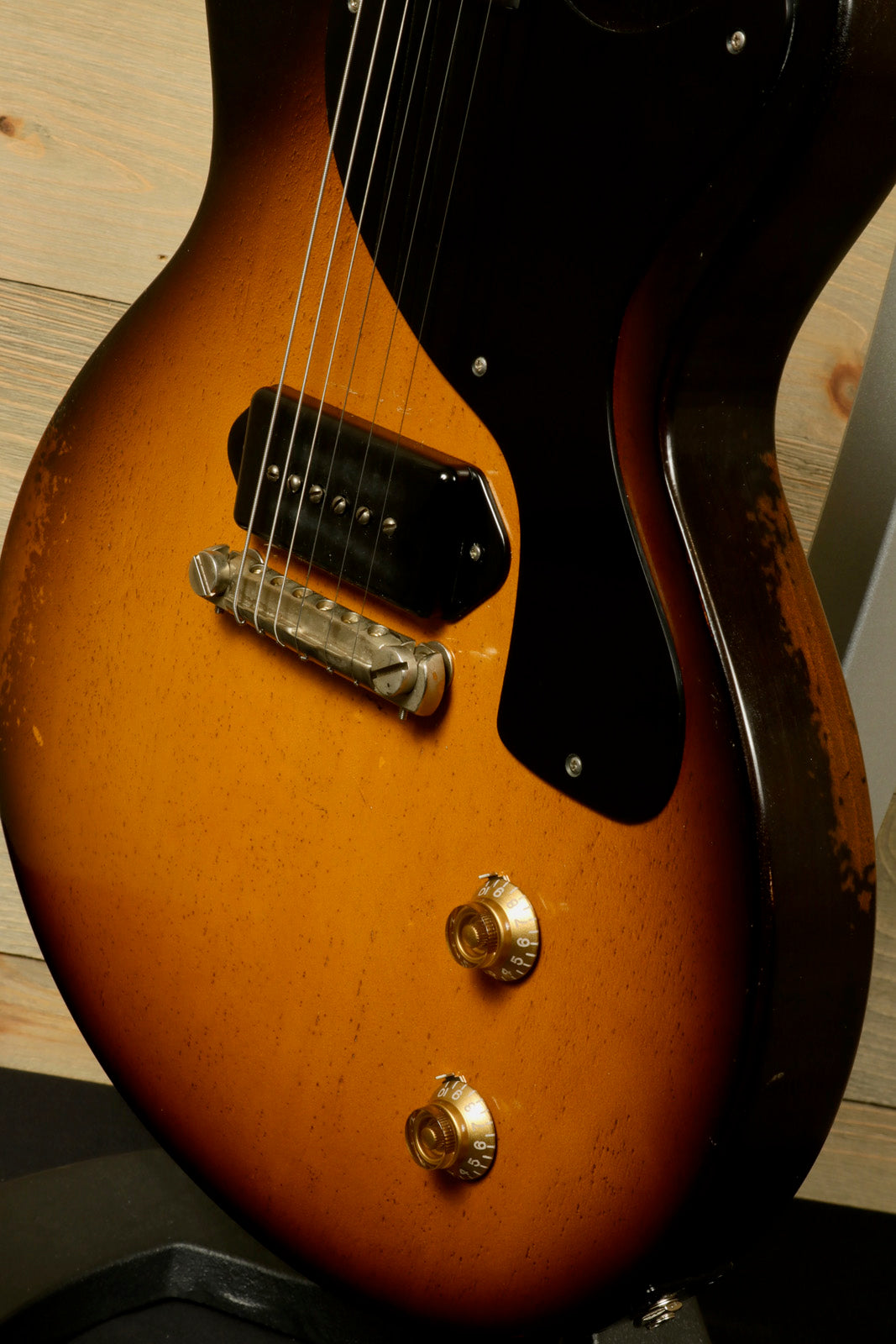 Eastman SB55/v-SB electric guitar in sunburst finish, front view highlighting pickups and controls