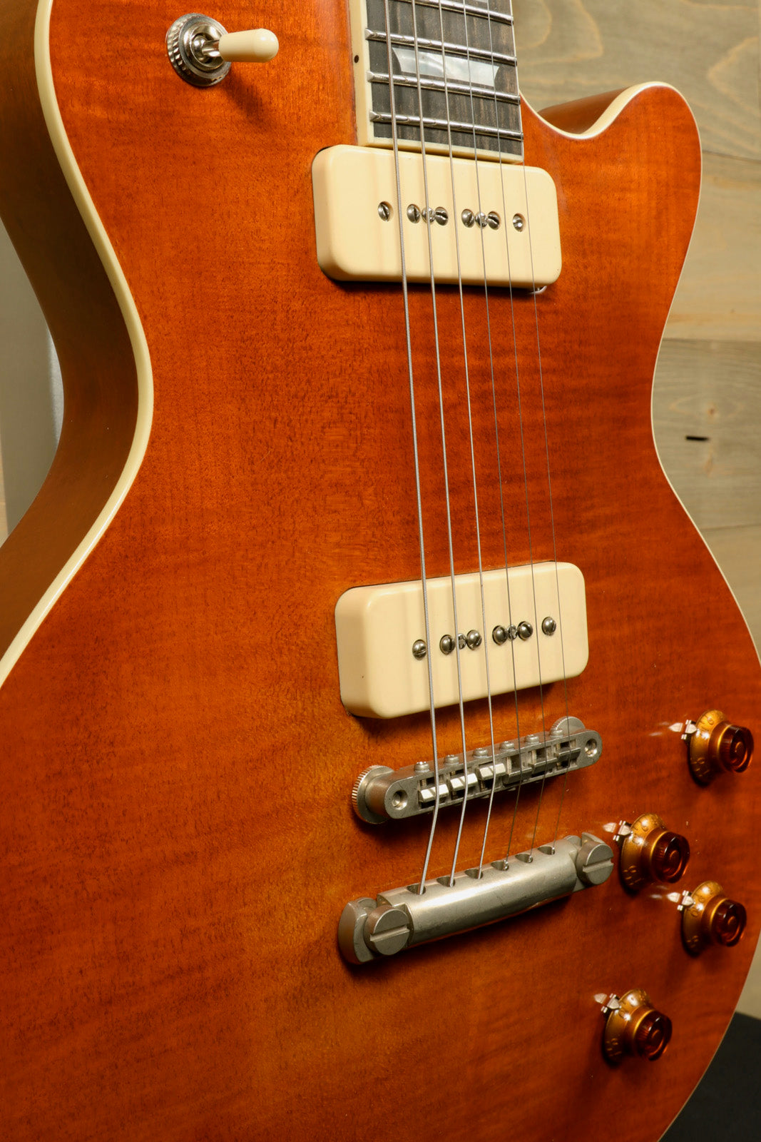 Eastman SB56/TV-AMB electric guitar in amber finish, close-up of body and pickups