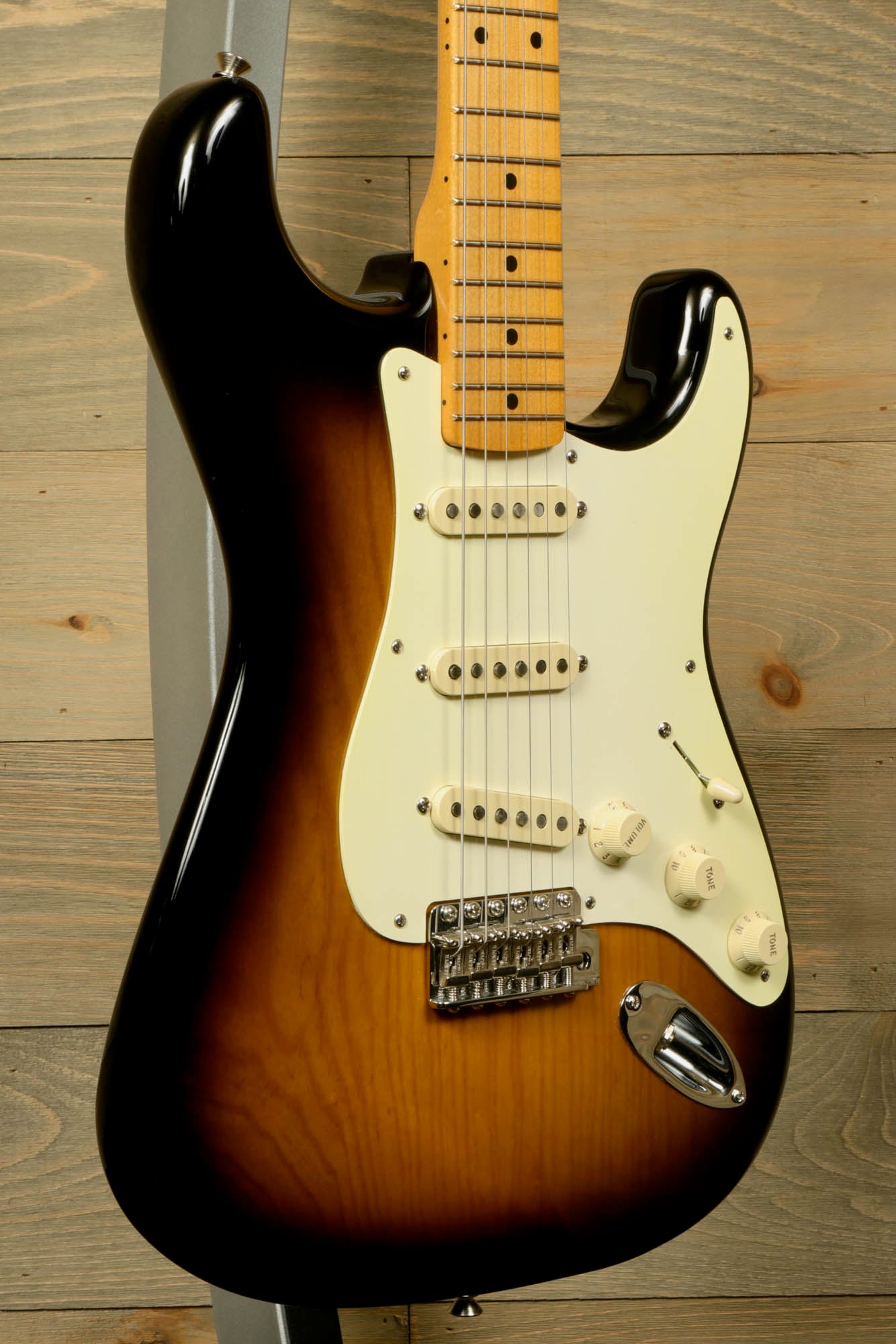 Fender Original 50's Strat with case featuring a sunburst finish and vintage-style hardware