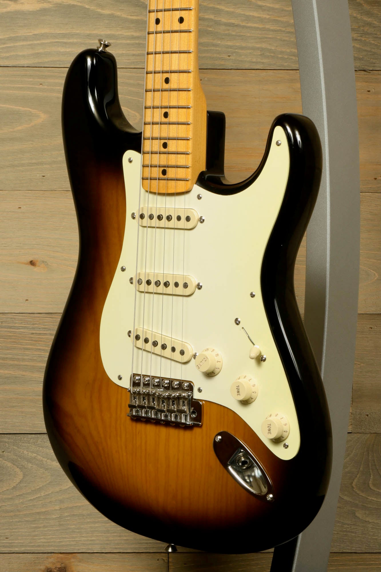 Fender Original 50's Strat with case featuring a sunburst finish and classic design