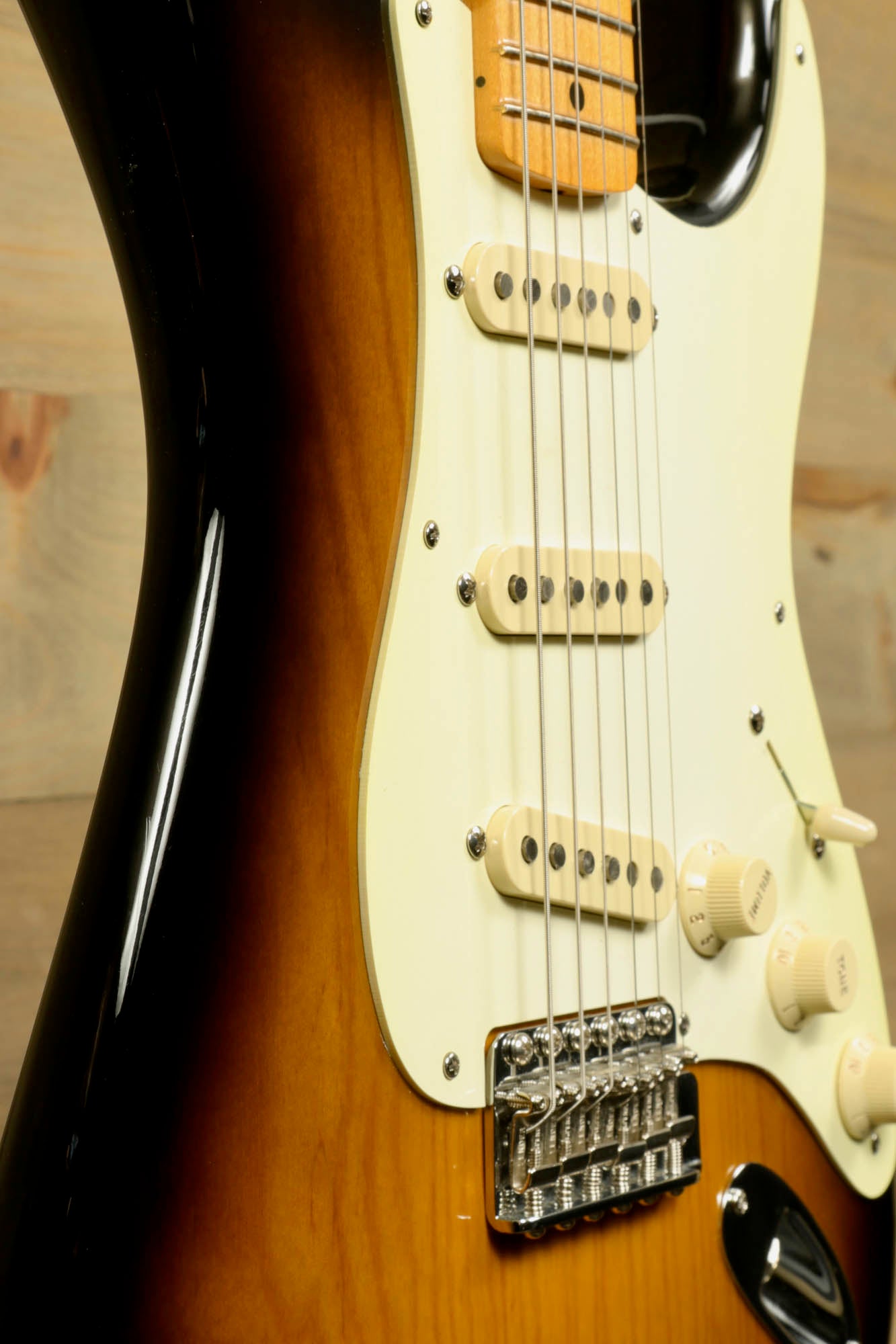 Fender Original 50's Strat with case showcasing the sunburst finish and classic hardware details