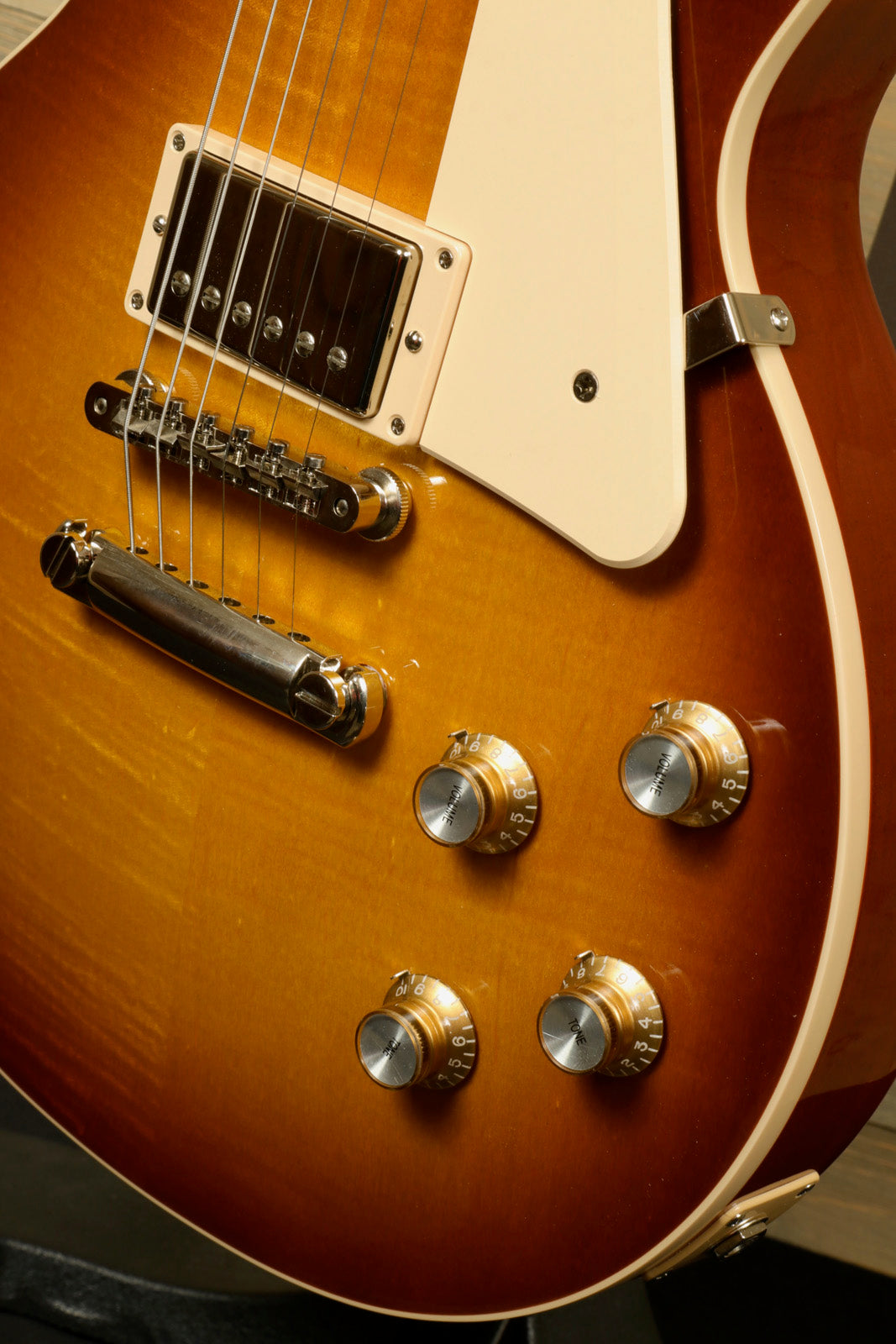 Gibson 2019 Les Paul Standard '60s Iced Tea, front view showcasing the elegant finish and controls