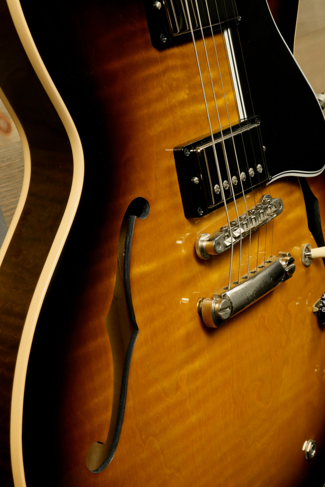 Gibson custom gibson es-335 in sunburst finish, close-up view showcasing body and pickups