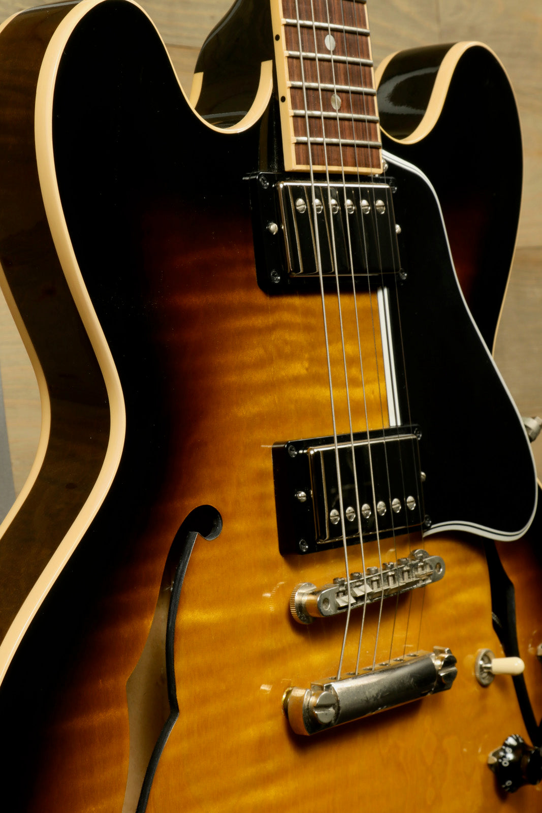 Gibson custom gibson es-335 in sunburst finish, showcasing hollow body design and dual pickups