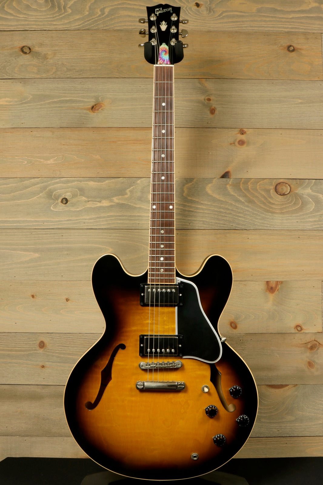 Gibson custom gibson es-335 sunburst finish, front view showcasing its elegant design and features