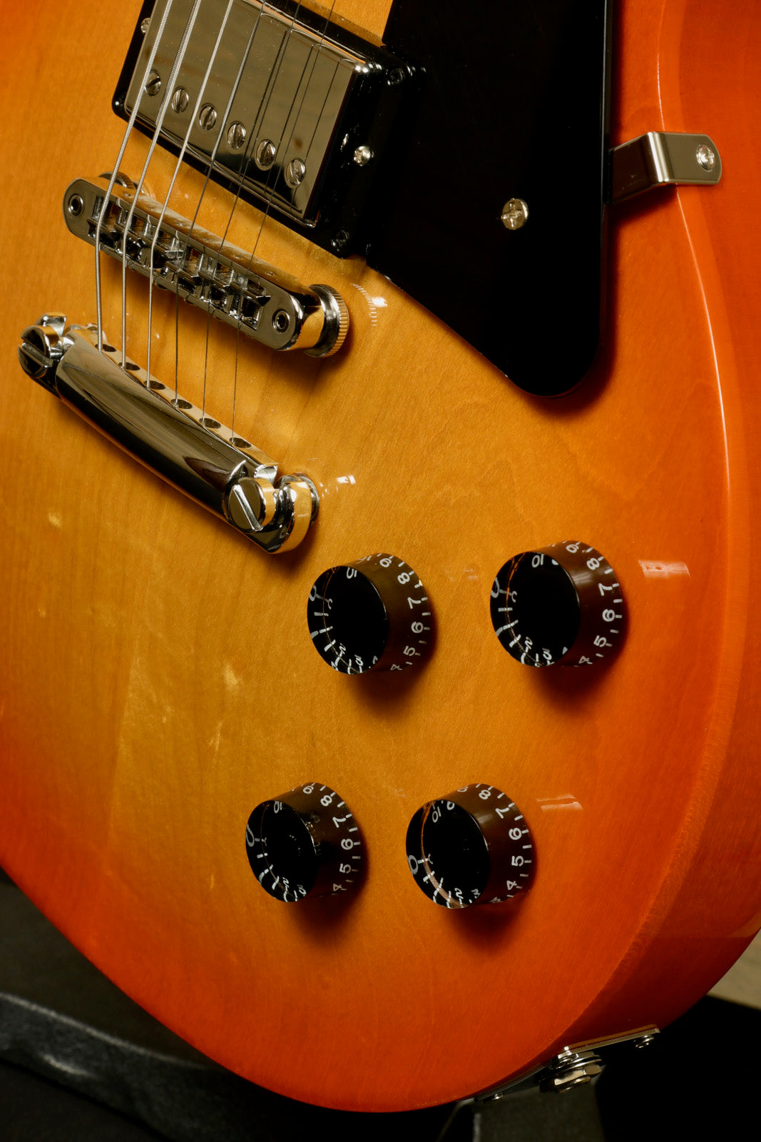 Gibson Les Paul Studio in sunburst finish, close-up of control knobs and pickups