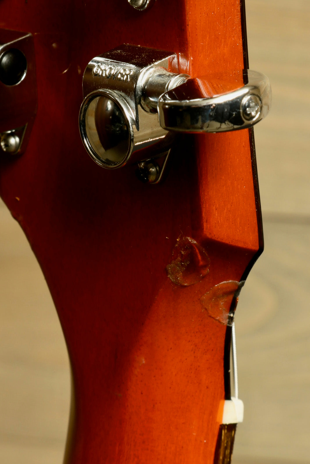 Gibson Les Paul Studio, sunburst finish, close-up of tuning peg and neck detail