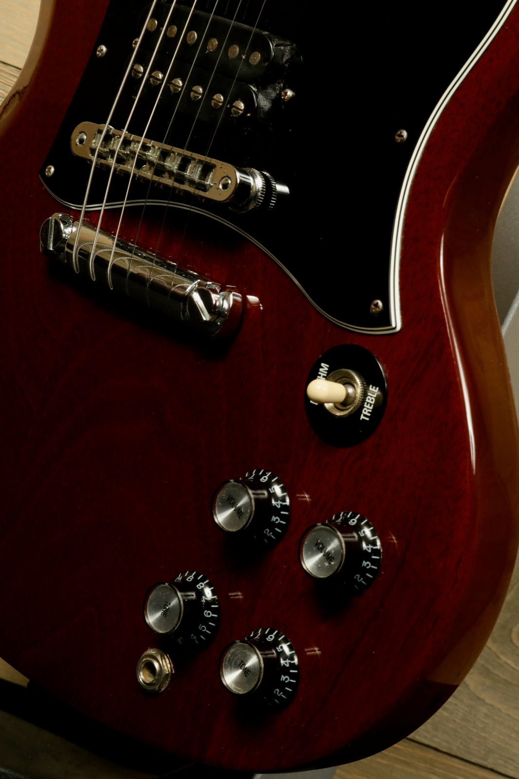 Gibson SG Special in vintage cherry, close-up of body and controls