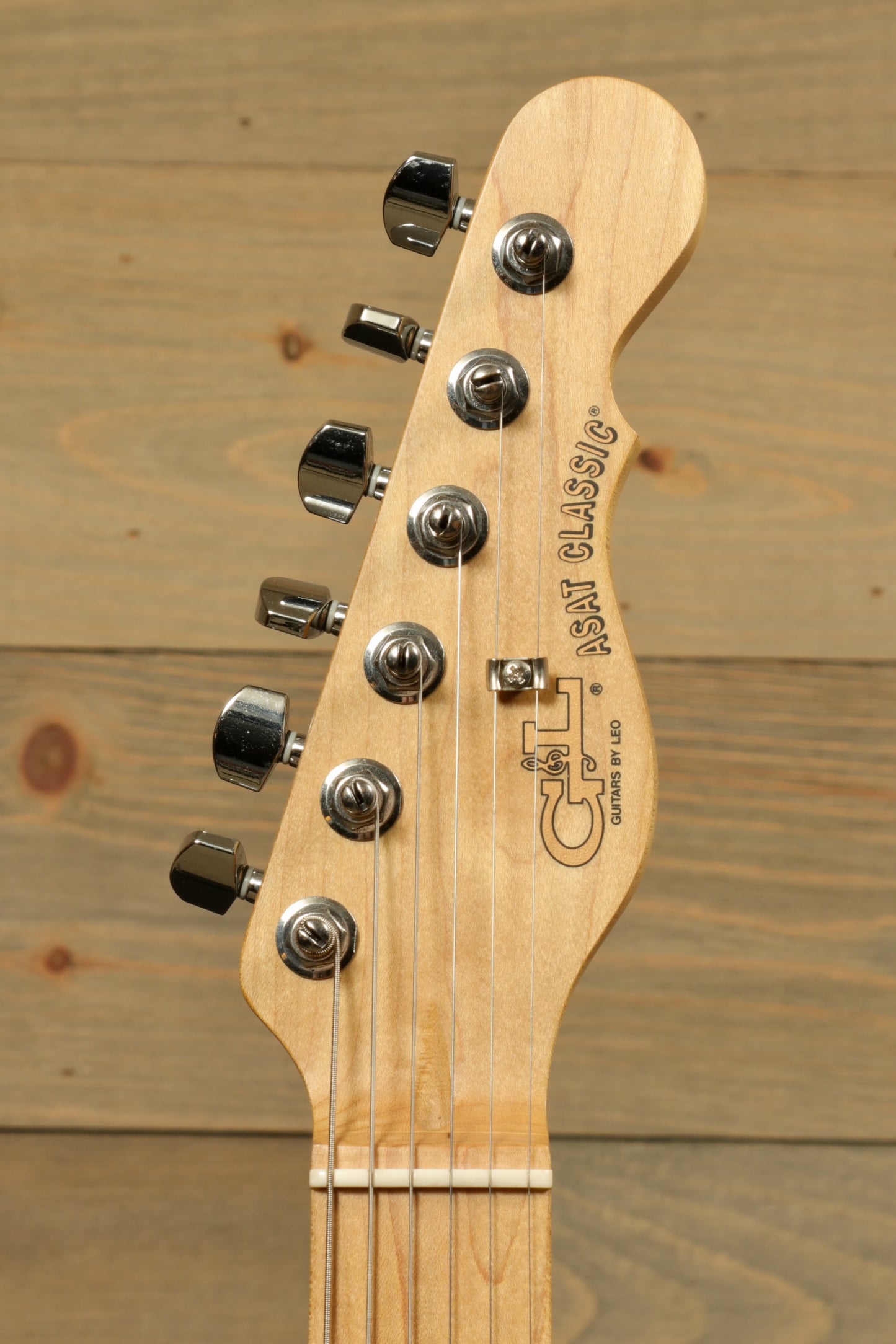 G&L 2016 ASAT Classic electric guitar headstock, natural finish with chrome tuning pegs