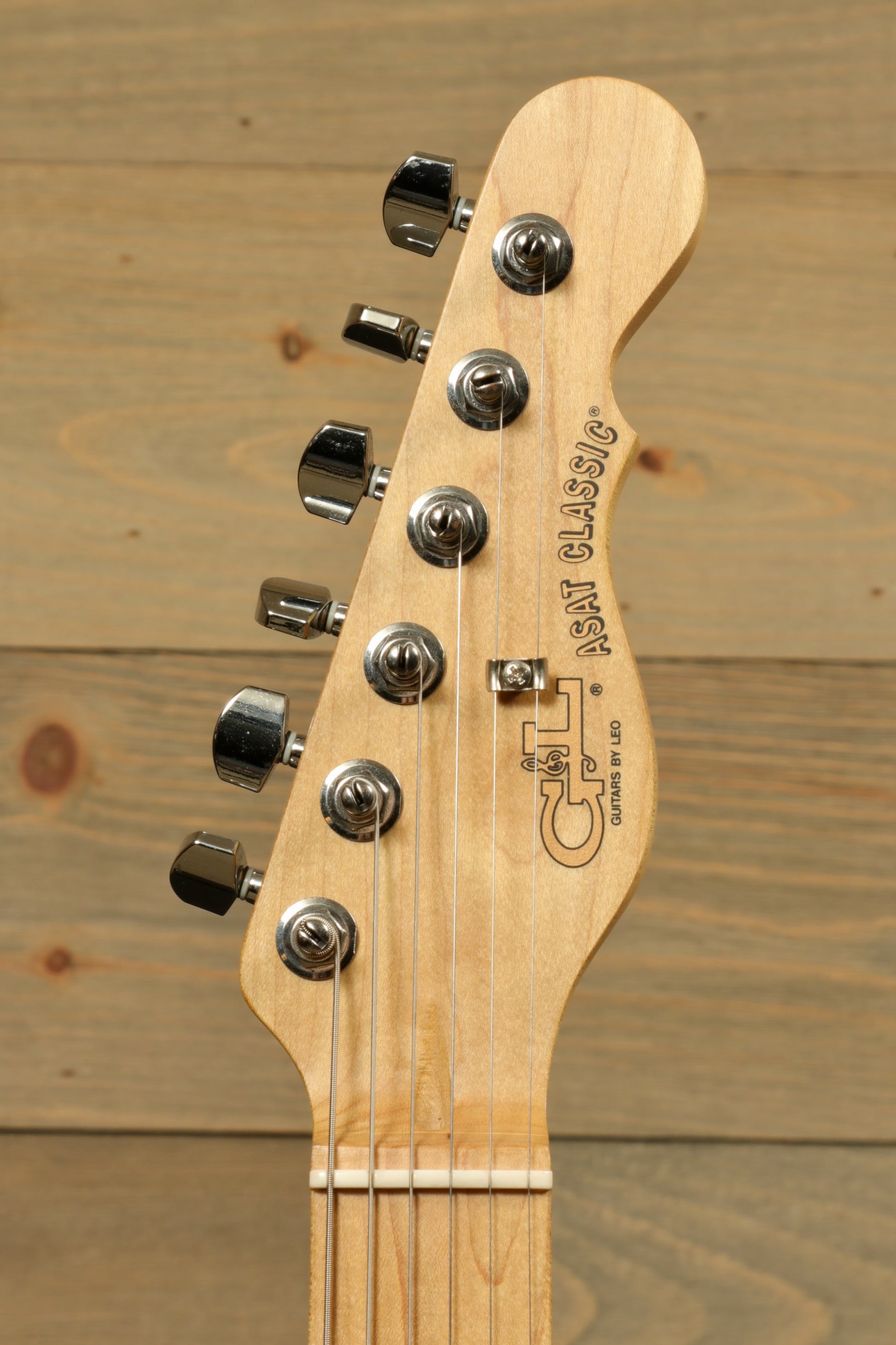 G&L 2016 ASAT Classic electric guitar headstock, natural finish with chrome tuning pegs