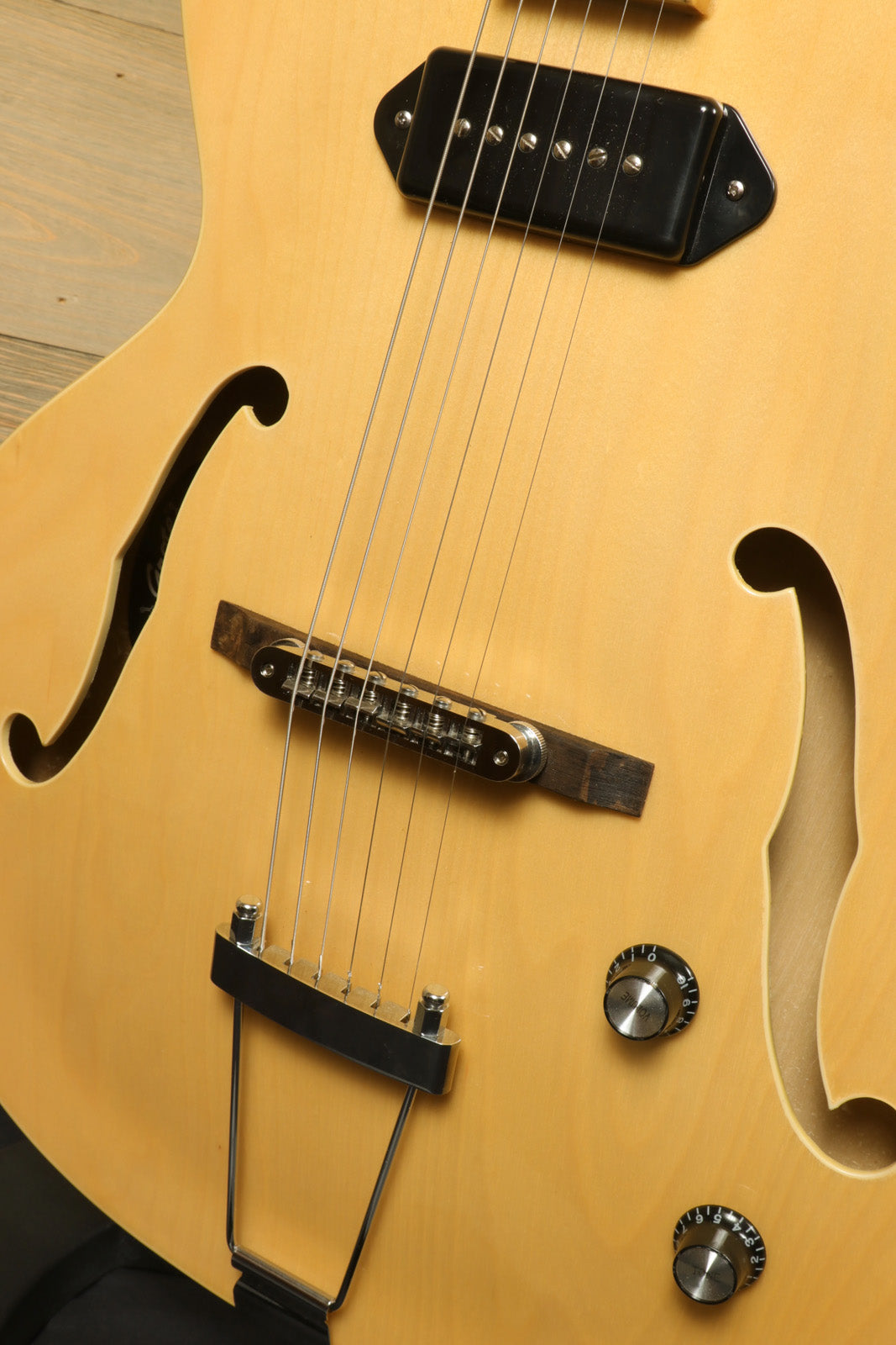 Grote Guitar Natural Hollow Body Jazz Electric Guitar, close-up view of body and hardware