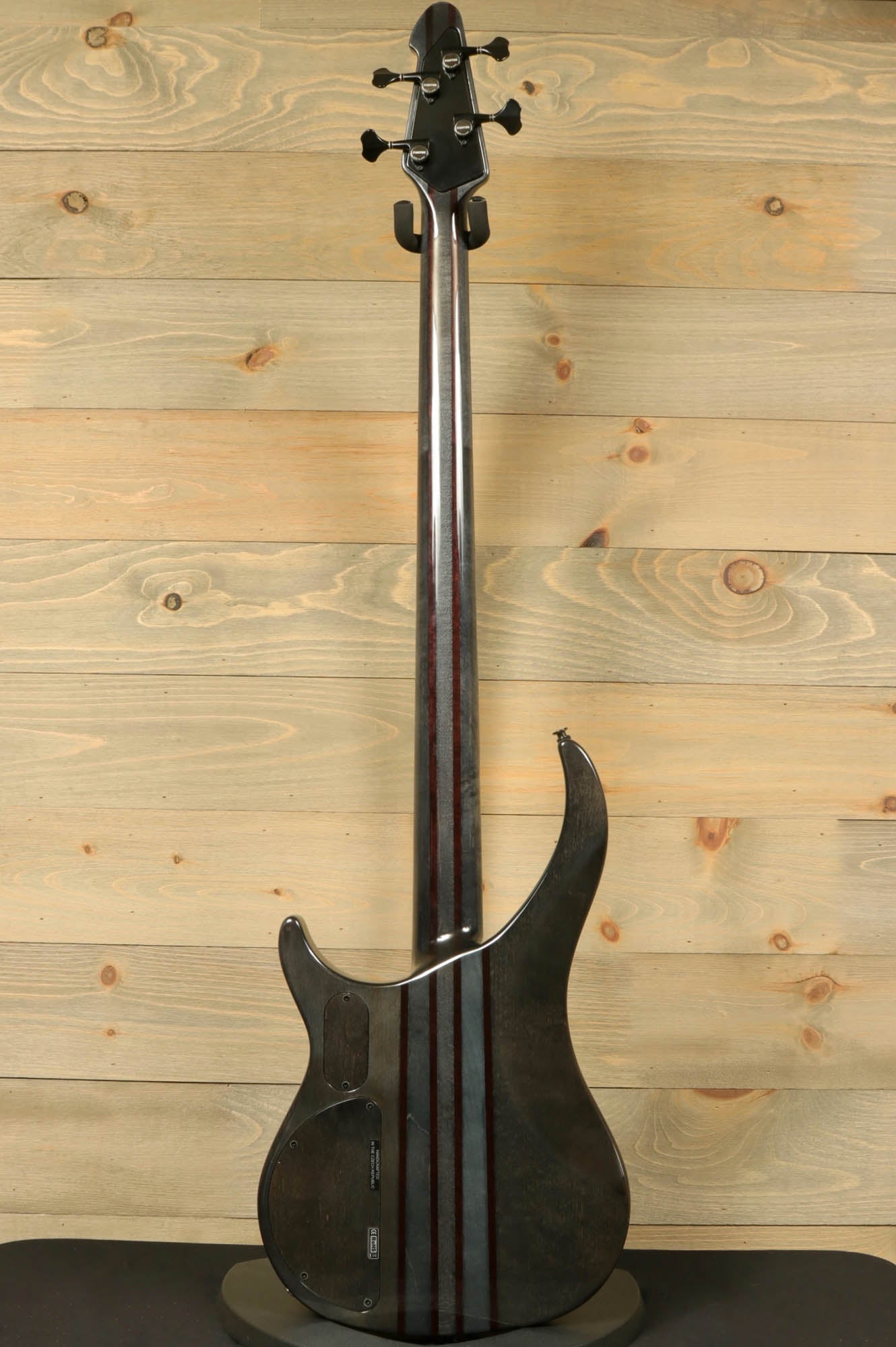 Peavey Cirrus 4 bass guitar with sleek design and ergonomic body for comfortable play