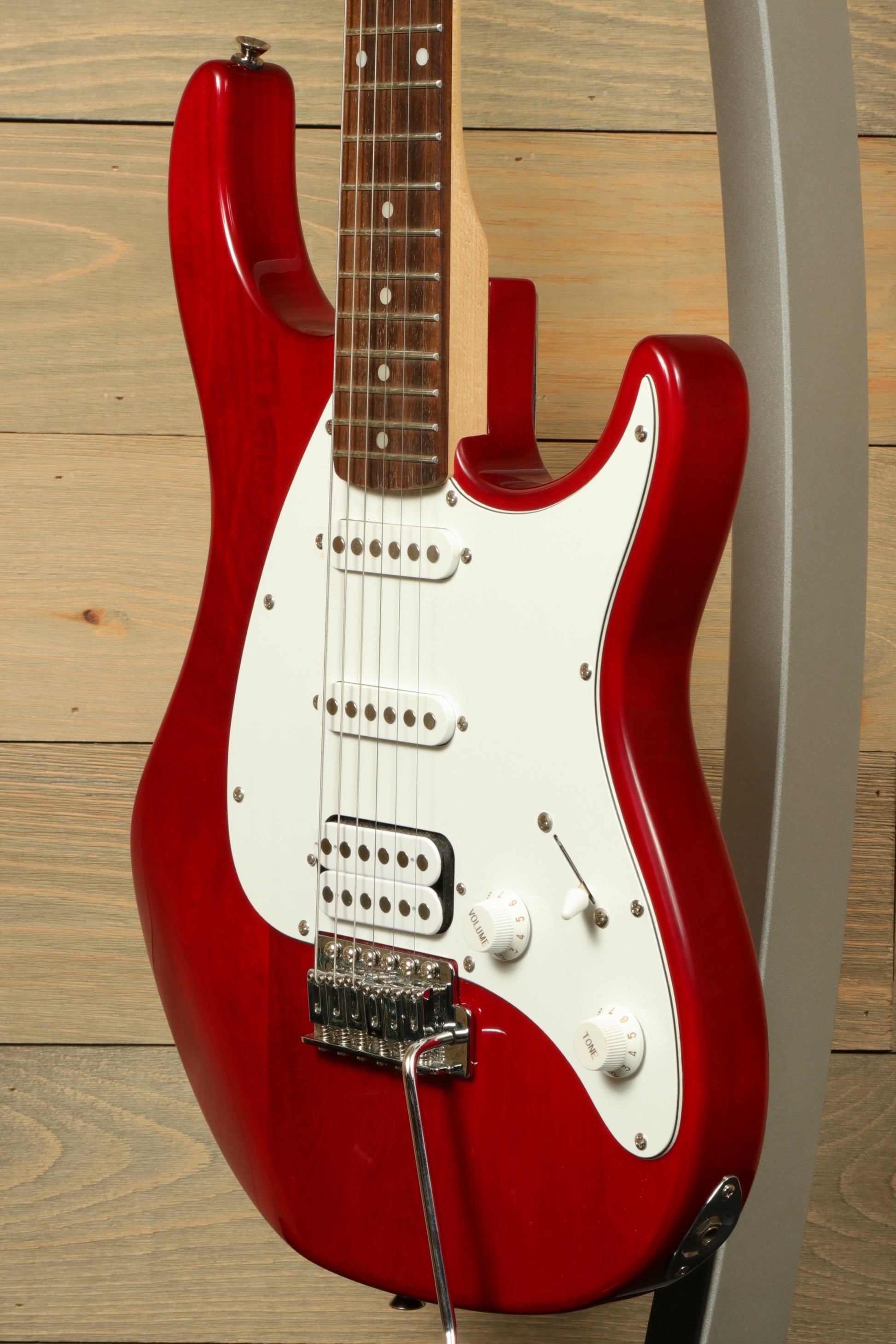 Peavey Raptor Plus - USED electric guitar in red with white pickguard and three pickups