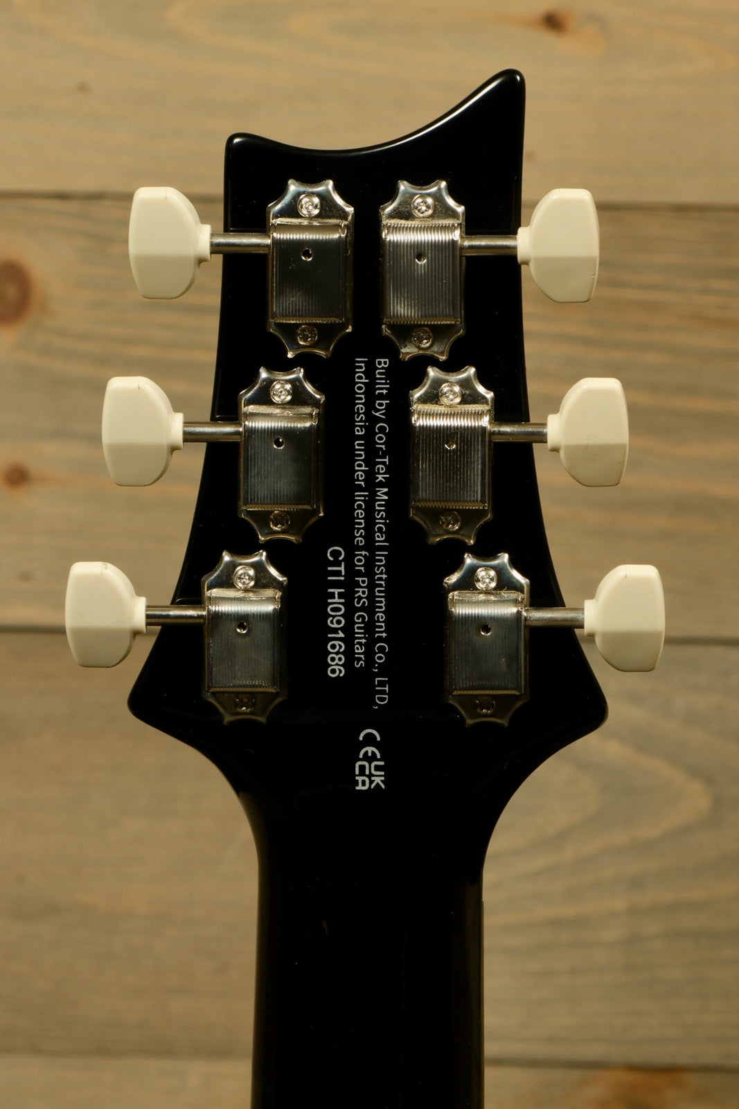 PRS SE Paul's Guitar black, rear view of the headstock with chrome tuners