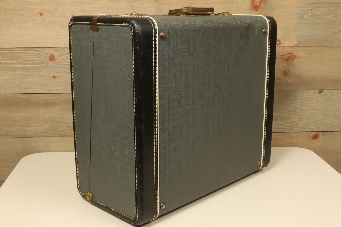 Rivoli Little Maestro Accordion in black and grey hard case, side view