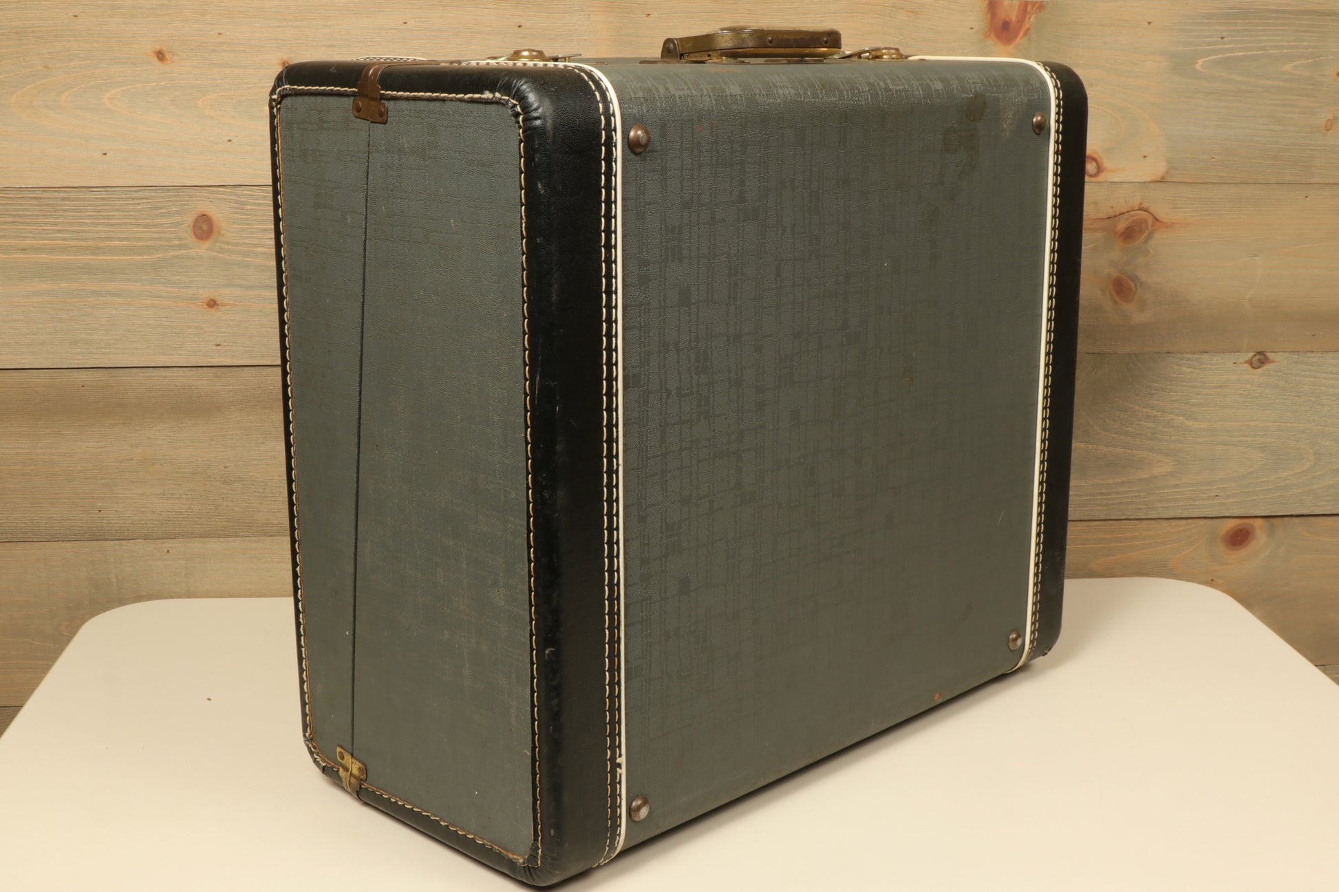 Rivoli Little Maestro Accordion in black and grey hard case, side view