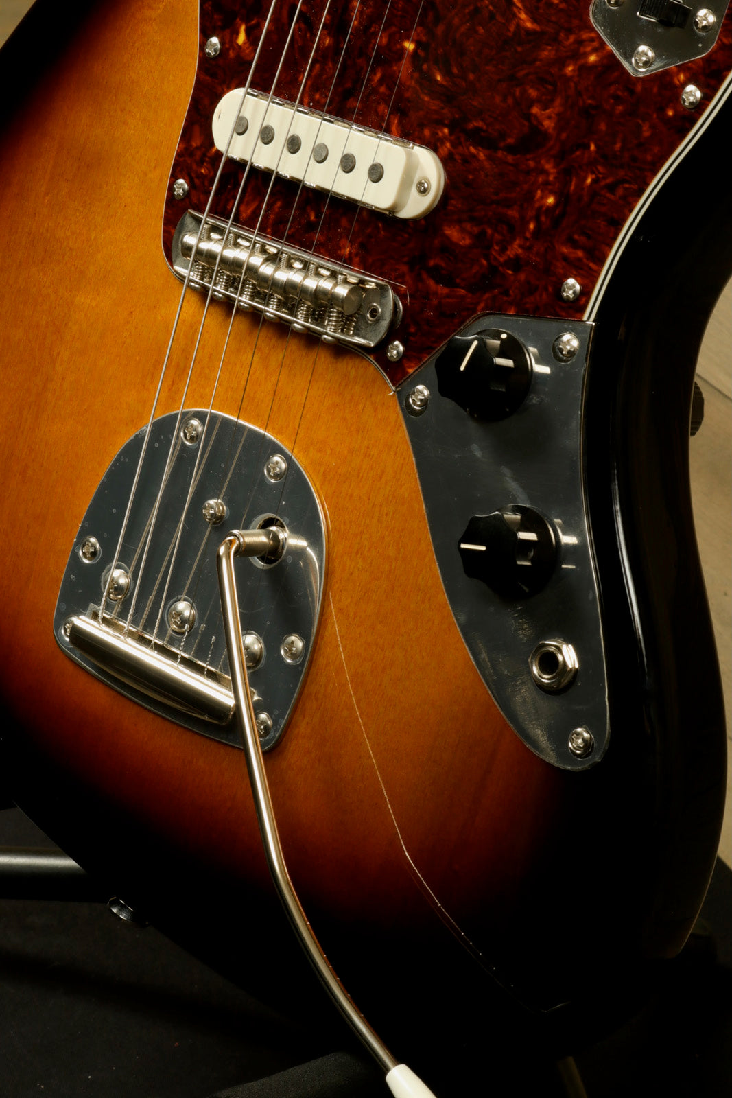 Squier Classic Vibe 70s Jaguar sunburst finish, close-up view of body and controls