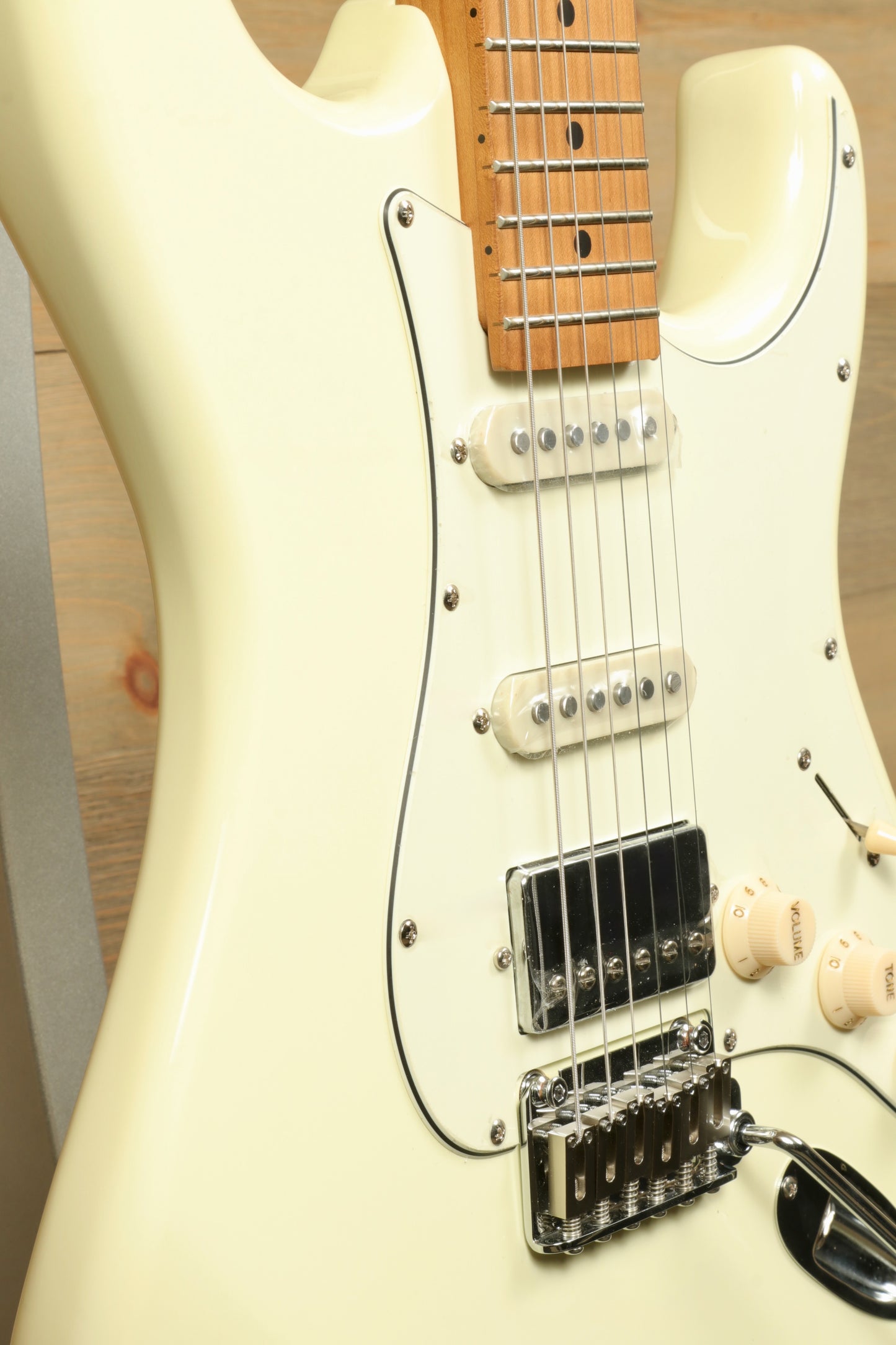 Tagima T 640 SUPER electric guitar in cream finish, front view highlighting pickups and bridge