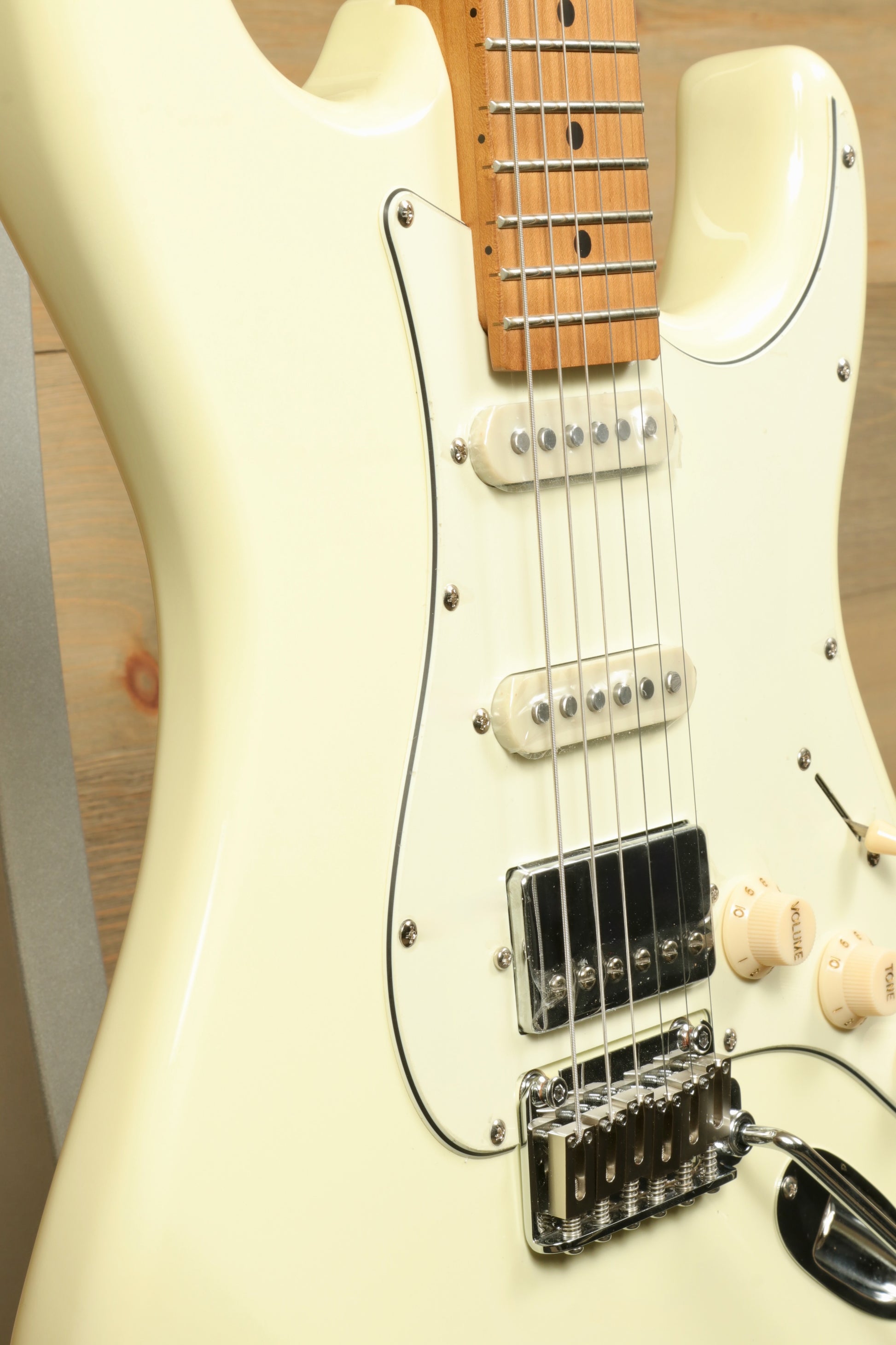 Tagima T 640 SUPER electric guitar in cream finish, front view highlighting pickups and bridge