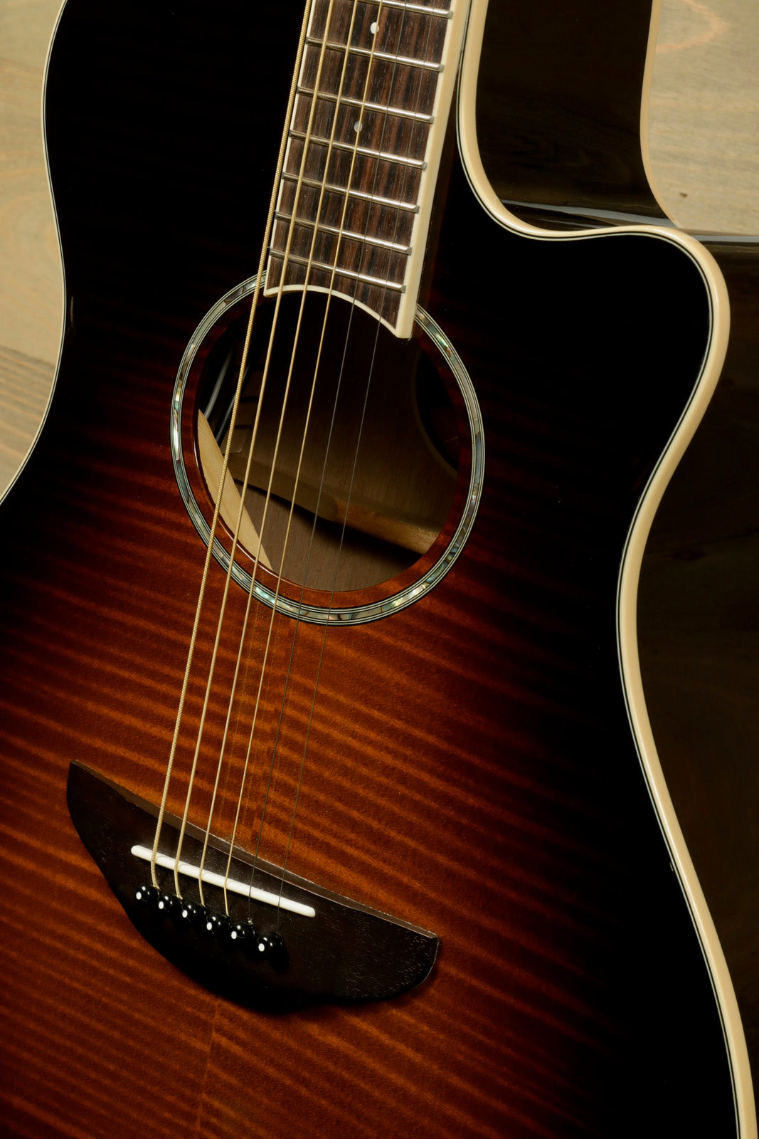 Yamaha APX600 FM acoustic electric guitar in sunburst finish with RoadRunner gig bag