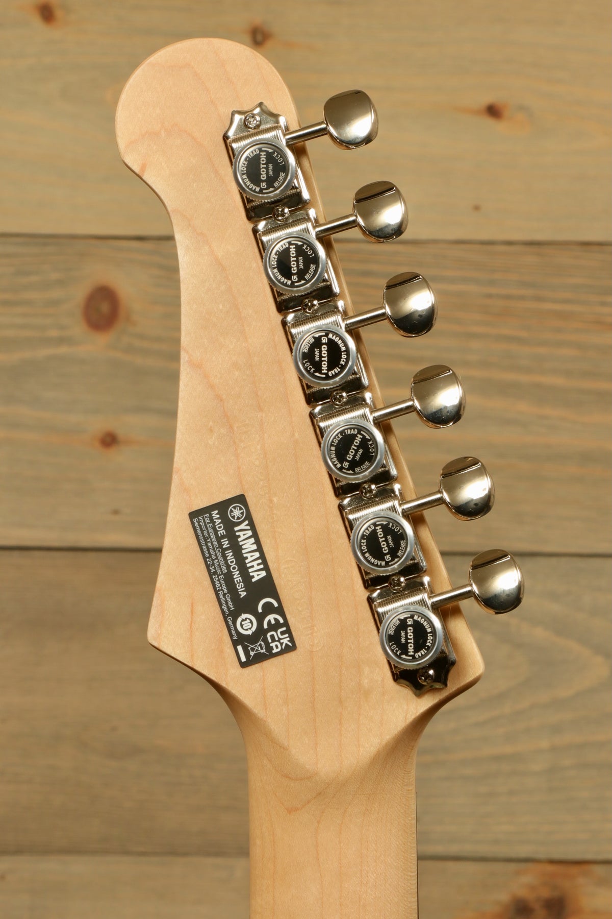 Yamaha Pacifica Peppermint Green, back view of guitar neck with tuning pegs
