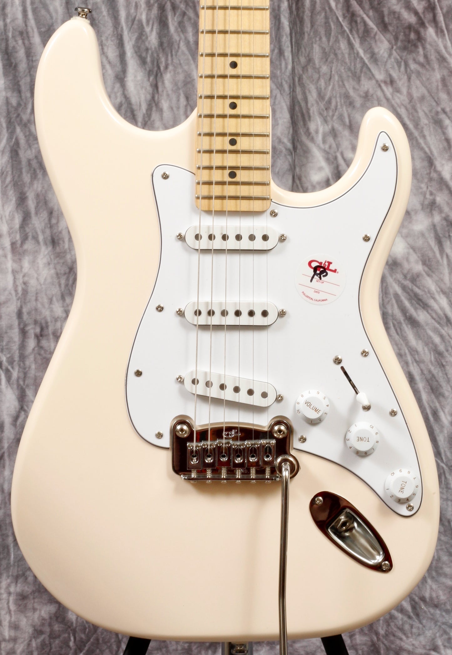 G&L Tribute Legacy Gloss White Alnico (Main Street Series).