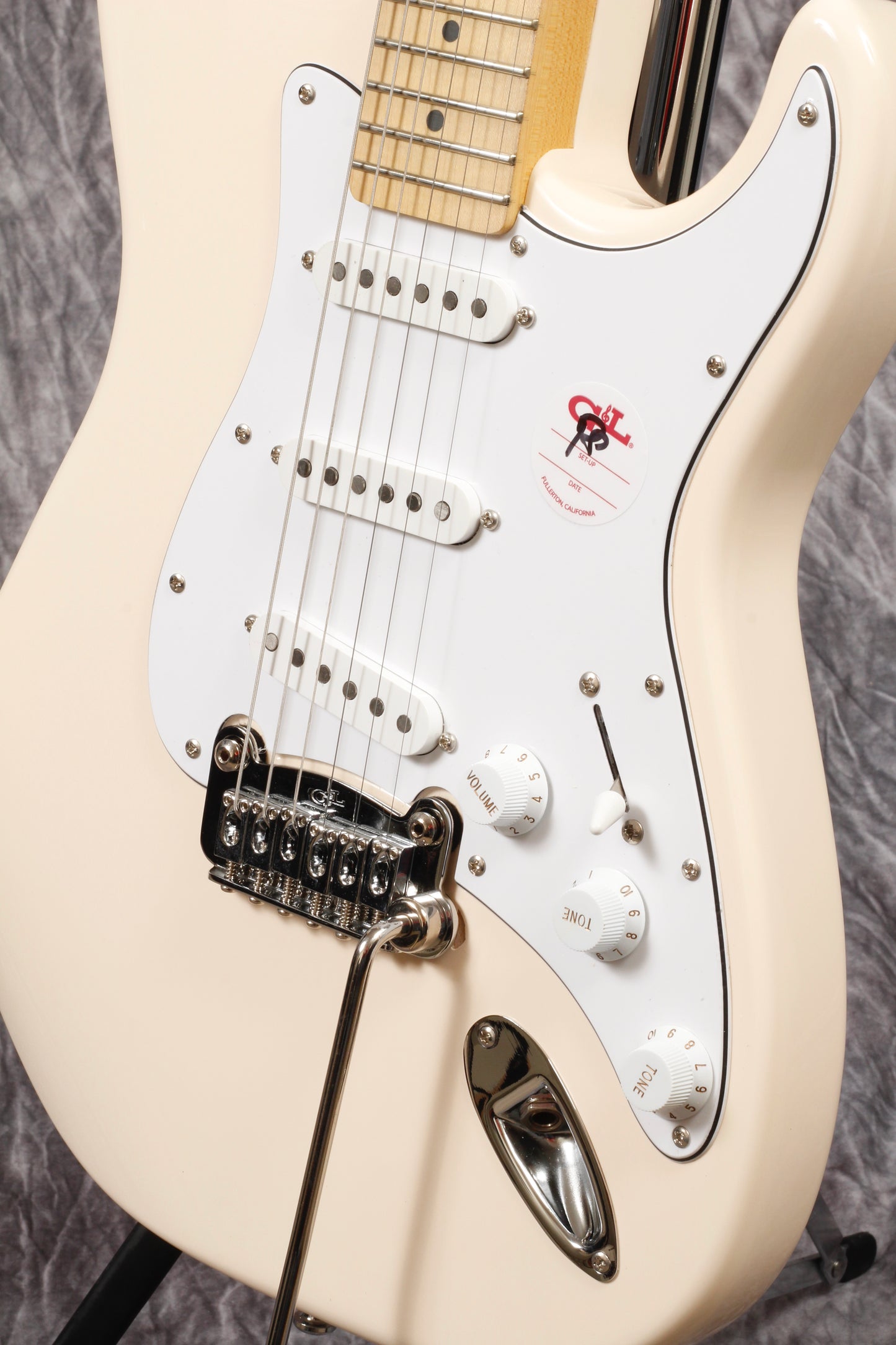 G&L Tribute Legacy Gloss White Alnico (Main Street Series).