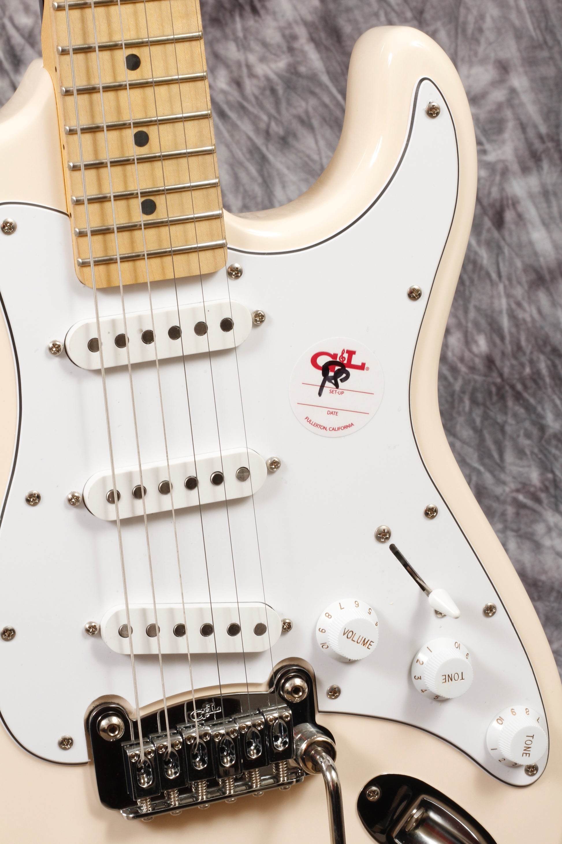 G&L Tribute Legacy Gloss White Alnico (Main Street Series).