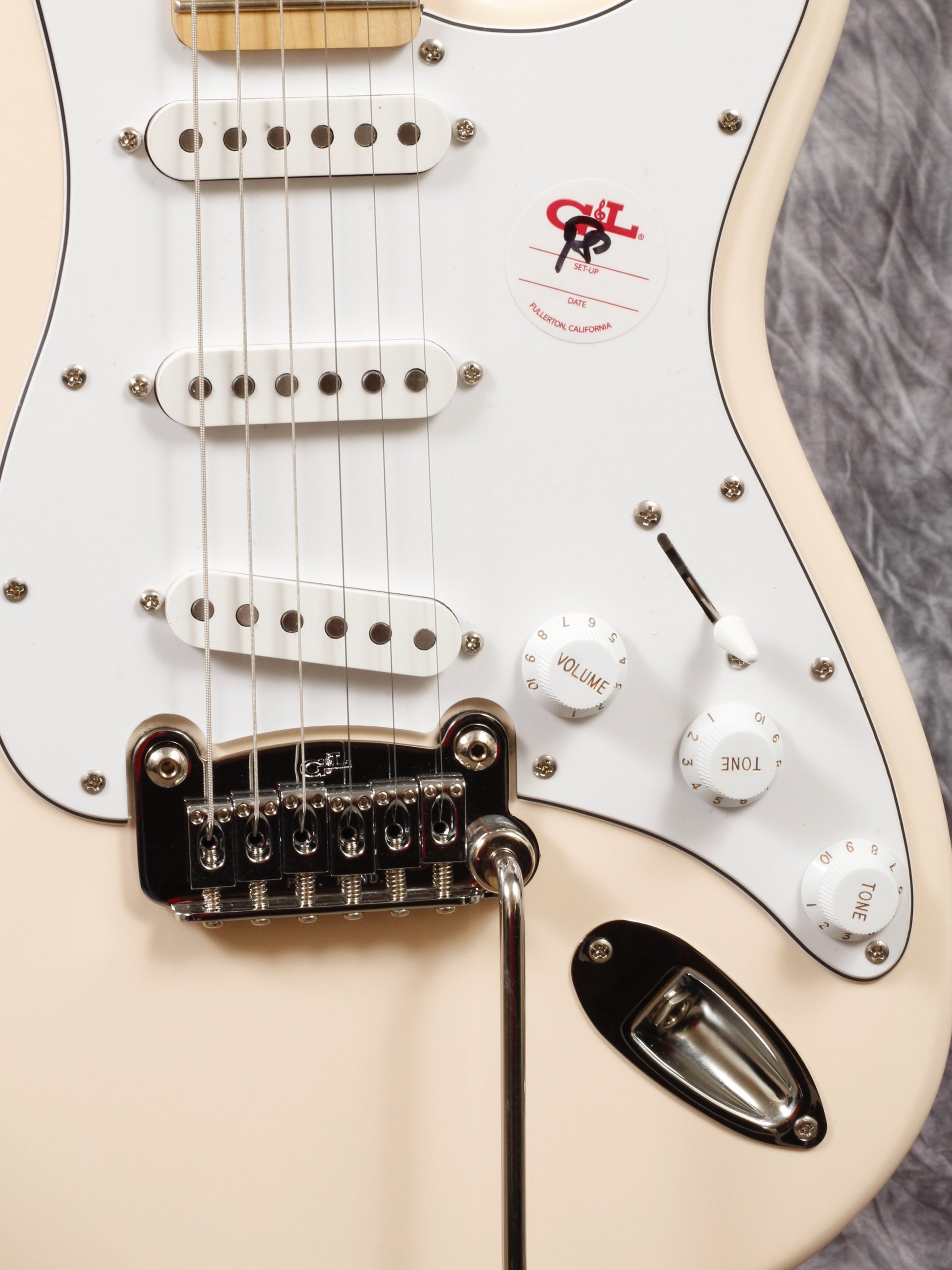 G&L Tribute Legacy Gloss White Alnico (Main Street Series).
